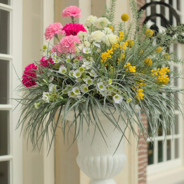 witte vaas met bloemen tijdens ceremonie Grote witte vazen tijdens ceremonie gevuld met bloemen - te huur bij Feline Styling