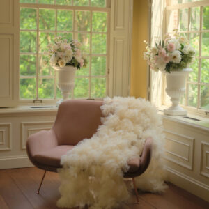 Grote witte vazen huren voor een ceremonie | Feline Styling grote witte klassieke vazen gevuld met bloemen tijdens bruiloft ceremonie - te huur bij Feline Styling