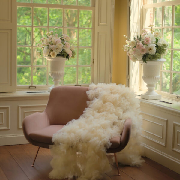 Grote witte vazen huren voor een ceremonie | Feline Styling grote witte klassieke vazen gevuld met bloemen tijdens bruiloft ceremonie - te huur bij Feline Styling