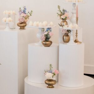 Witte sokkels voor 21 diner styling en desserttafel