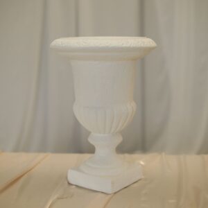 Klassieke witte vaas voor ceremonie of entree