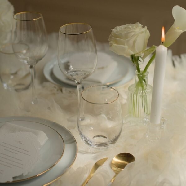 Elegant waterglas met gouden rand Elegant waterglas met gouden rand op ronde dinertafel