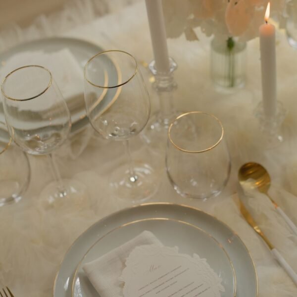 Luxe glaswerk voor 21-diner Luxe glaswerk met gouden rand voor 21-diner