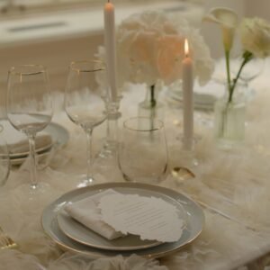 watergas met gouden rand en bloemen Waterglas met gouden rand tussen bloemen en kaarslicht op babyshower