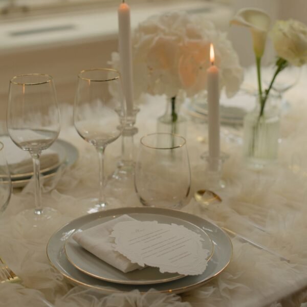 watergas met gouden rand en bloemen Waterglas met gouden rand tussen bloemen en kaarslicht op babyshower