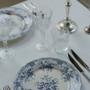 Kristallen rode wijnglas op klassieke tafel voor 21-diner. Te huur bij Feline Styling