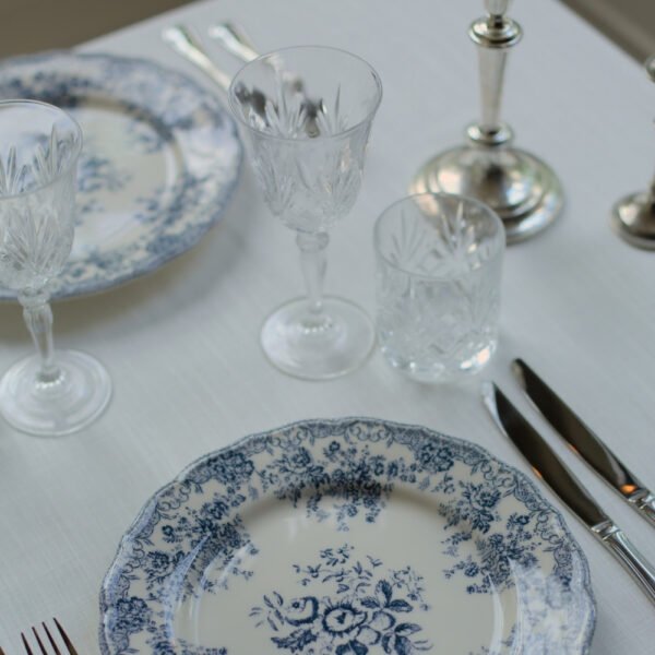Kristallen rode wijnglas klassiek huren Kristallen rode wijnglas op klassieke tafel voor 21-diner. Te huur bij Feline Styling