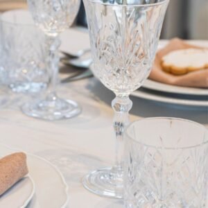Kristallen wijnglas 21-diner Kristallen wijnglas op gedekte tafel voor 21-diner