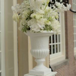 Klassieke witte vaas met bloemstuk voor ceremonie of entree