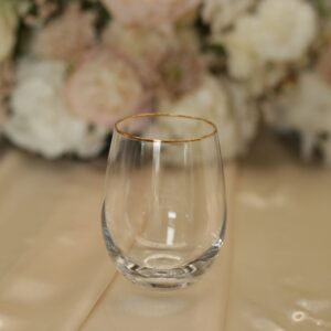Waterglas met gouden rand op bruiloftstafel