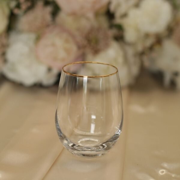 Waterglas met gouden rand Waterglas met gouden rand op bruiloftstafel