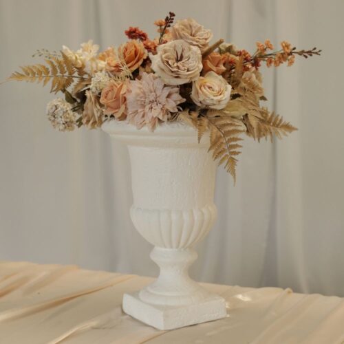 Franse vaas met bloemen voor bruiloftstyling