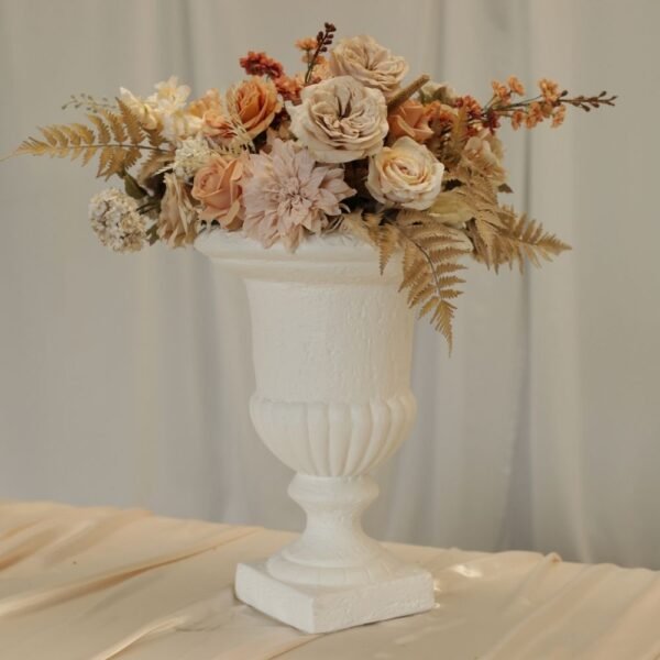 Franse vaas met bloemen Franse vaas met bloemen voor bruiloftstyling