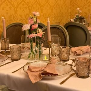 Terracotta roze servet op dinerbord Terracotta roze servetten op sfeervolle dinertafel tijdens bruiloft
