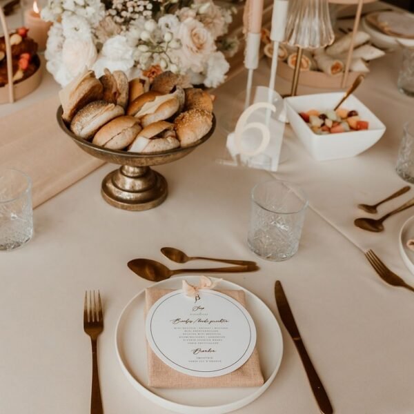 Terracotta roze tafelstyling Terracotta roze servetten op lange dinertafel met gouden accenten