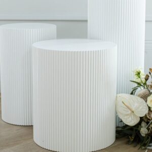 Witte sokkels voor welkomsttafel en bloemstukken