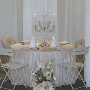 Waterglas voor bruiloftsdiner Waterglas met gouden rand tijdens luxe bruiloftsdiner