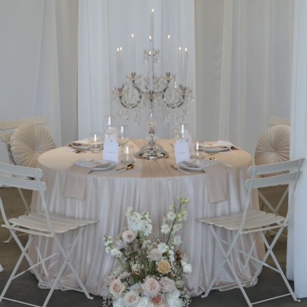 Waterglas voor bruiloftsdiner Waterglas met gouden rand tijdens luxe bruiloftsdiner