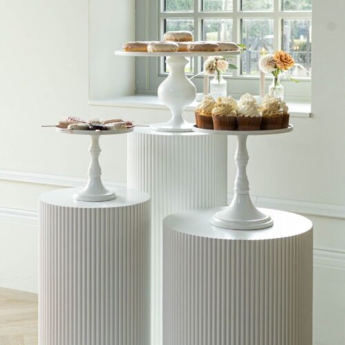 Ronde witte sokkels huren voor sweet table, bloemen en bruiloft decoratie