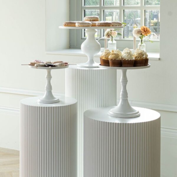 Ronde witte sokkels huren voor sweet table, bloemen en bruiloft decoratie
