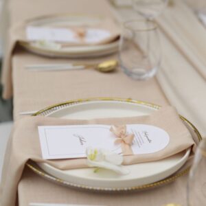 Nude roze servetten voor bruiloft en tafeldecoratie.
