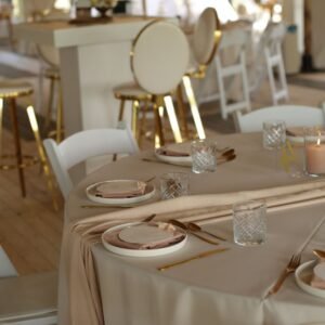 Terracotta roze servetten voor diner Terracotta roze servetten op stijlvolle dinertafel