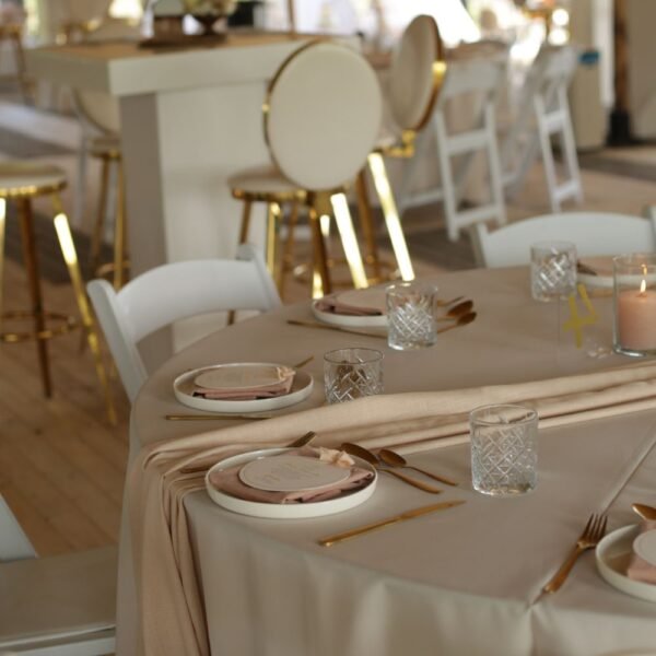 Terracotta roze servetten voor diner Terracotta roze servetten op stijlvolle dinertafel