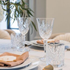 Kristallen rode wijnglas op tafel voor bruiloft of 21-diner