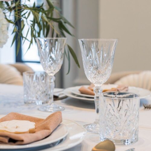 Kristallen rode wijnglas op tafel voor bruiloft of 21-diner