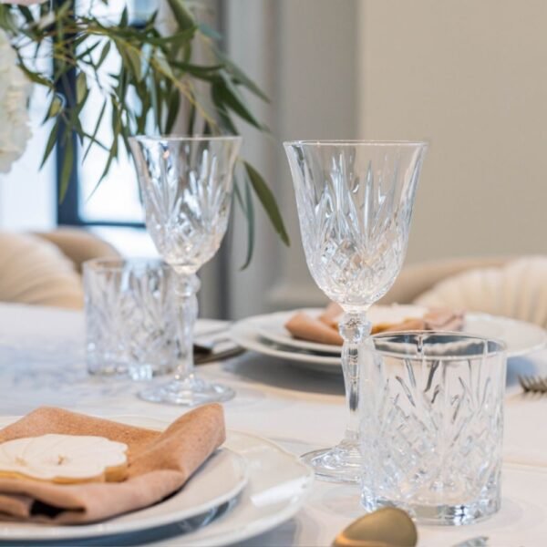 Kristallen rode wijnglas Kristallen rode wijnglas op tafel voor bruiloft of 21-diner