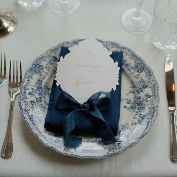 klassiek servies met navy blauwe details Klassiek servies voor navy blauw bruiloft thema