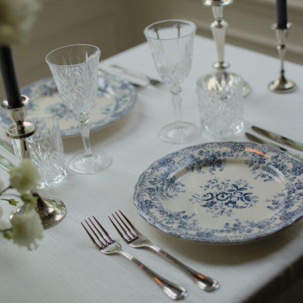 Toile de Jouy tafeldecoratie Klassiek blauw-wit servies met Franse uitstraling, perfect voor een Toile de Jouy geïnspireerde tafel.