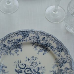 Franse tafelstyling met blauw-wit servies dinerbord met blauwe bloemen voor Franse tafelstyling