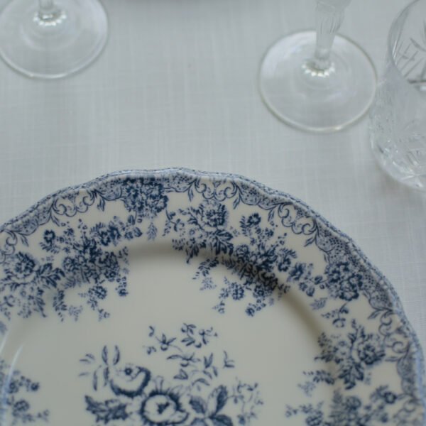 Franse tafelstyling met blauw-wit servies dinerbord met blauwe bloemen voor Franse tafelstyling