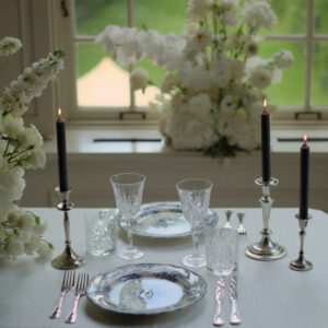 Blauw-wit porseleinen dinerbord met blauwe bloemen voor een mediterrane tafelsetting.