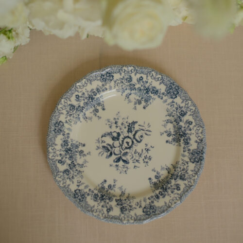 Klassiek dinerbord met blauwe bloemen in Franse stijl