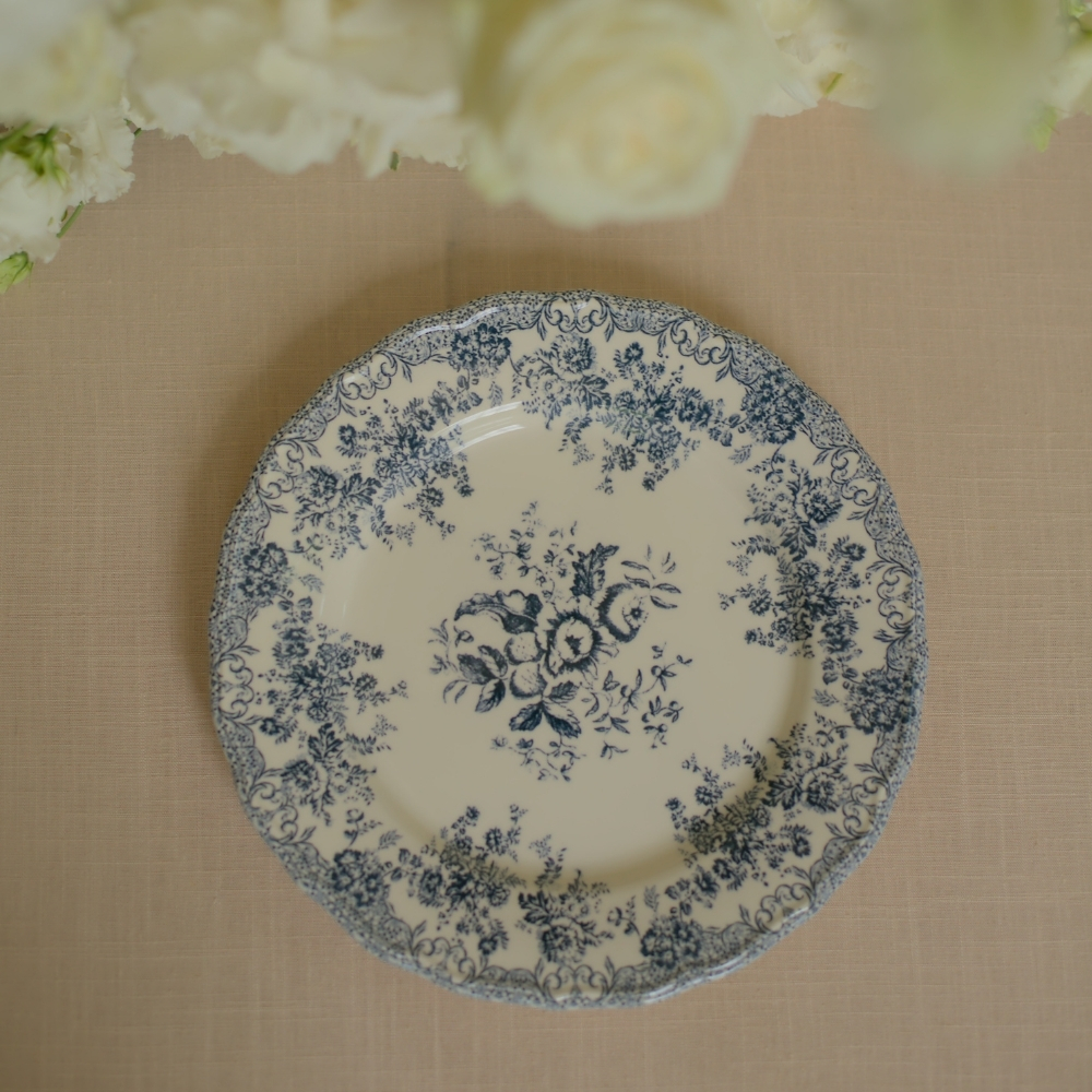 Klassiek dinerbord met blauwe bloemen in Franse stijl