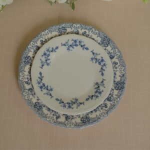 Frans klassiek servies huren Frans klassiek porseleinen servies met blauwe bloemen voor een stijlvolle bruiloft.