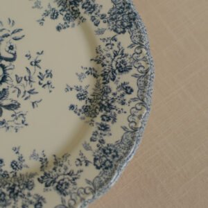 Klassiek dinerbord met blauwe bloemen in Franse stijl Klassiek porseleinen dinerbord met blauwe bloemen in Franse stijl voor een bruiloft.