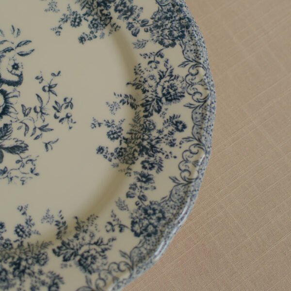 Klassiek dinerbord met blauwe bloemen in Franse stijl Klassiek porseleinen dinerbord met blauwe bloemen in Franse stijl voor een bruiloft.