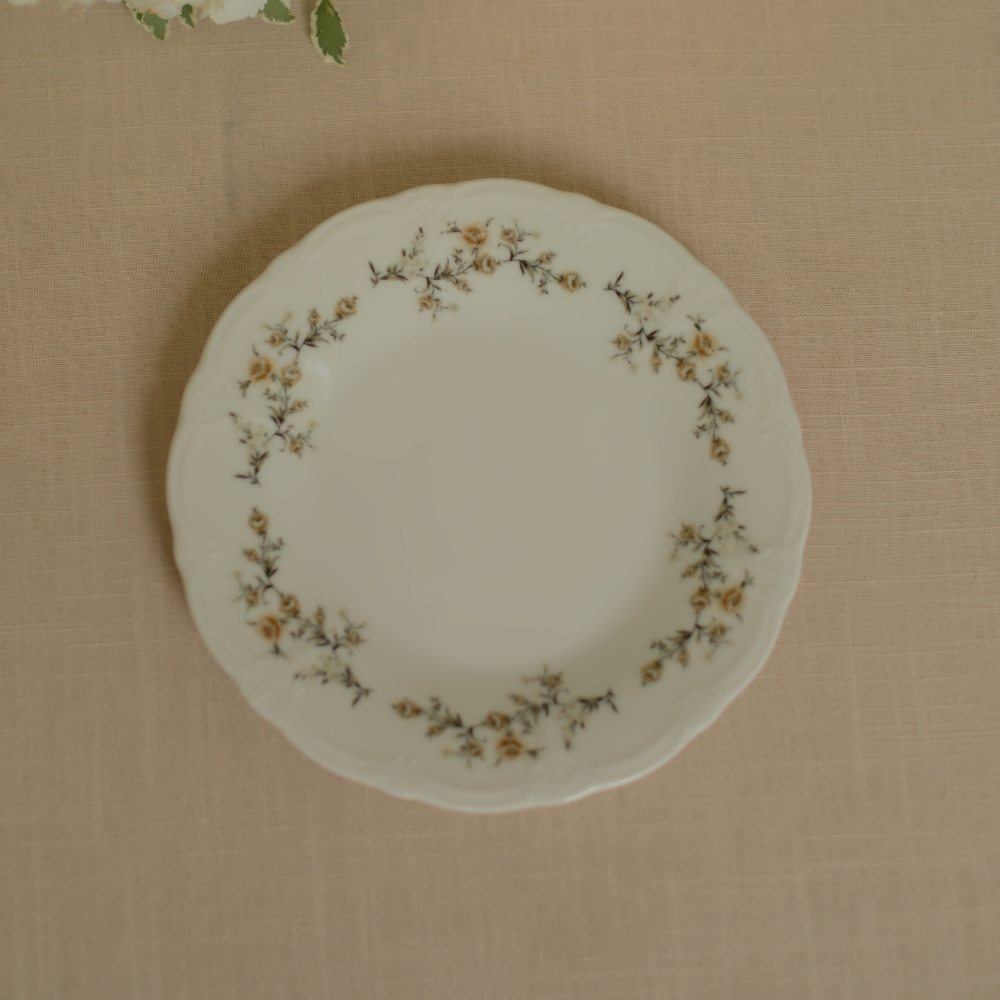 Romantisch dinerbord met bloemenrand