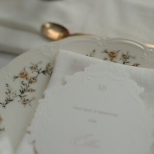 Tafelstyling met romantisch servies Romantisch dinerbord met bloemenrand als onderdeel van een stijlvolle tafelstyling.