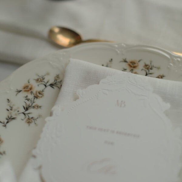 Tafelstyling met romantisch servies Romantisch dinerbord met bloemenrand als onderdeel van een stijlvolle tafelstyling.