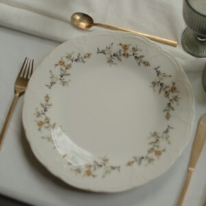 Wit porseleinen dinerbord met bloemenrand en vintage uitstraling voor een bruiloft.