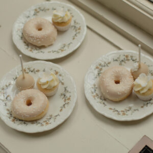 Romantische porseleinen dessertbordjes met bloemenrand voor een high tea, babyshower of bruiloft.