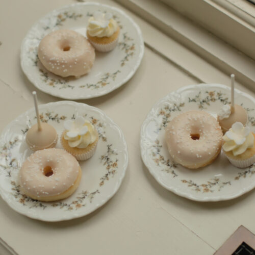 Romantische porseleinen dessertbordjes met bloemenrand voor een high tea, babyshower of bruiloft.