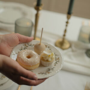 Gebloemd gebaksbordje voor babyshower of high tea huren.