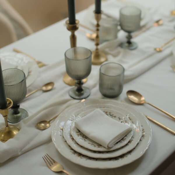 Servies met bloemen voor high tea. Servies met bloemen voor high tea.