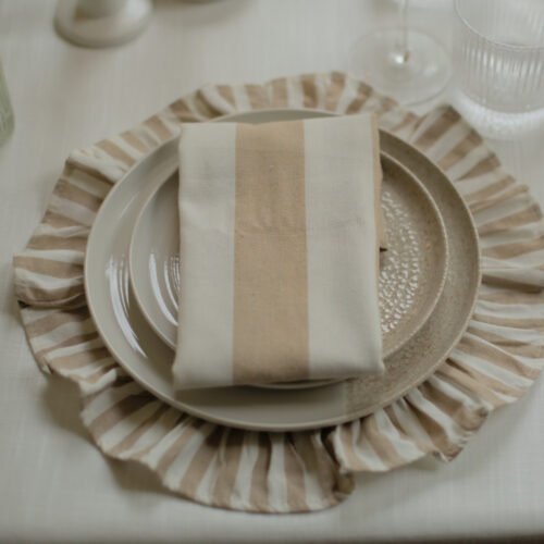 tafeldecoratie in wit met beige strepen