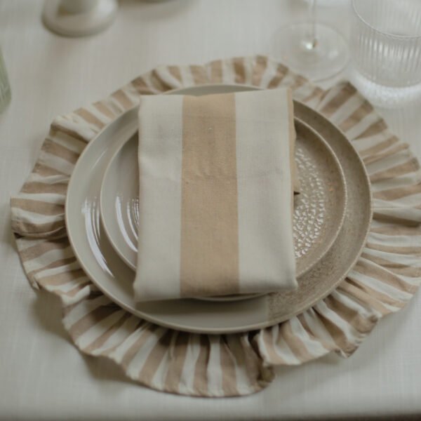 Tafeldecoratie voor een 21 diner met wit-beige onderbord en bijpassende servet tafeldecoratie in wit met beige strepen